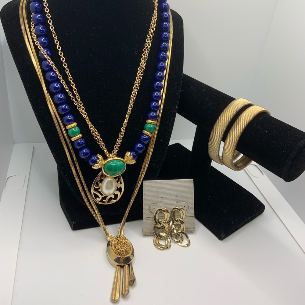 3 necklaces, 2 bracelets and 1 pair of earrings